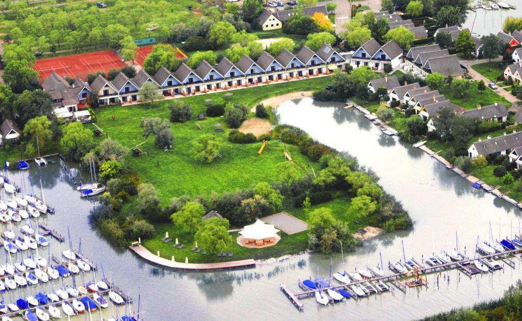Hoteldorf Seepark Weiden Weiden am See Exterior photo