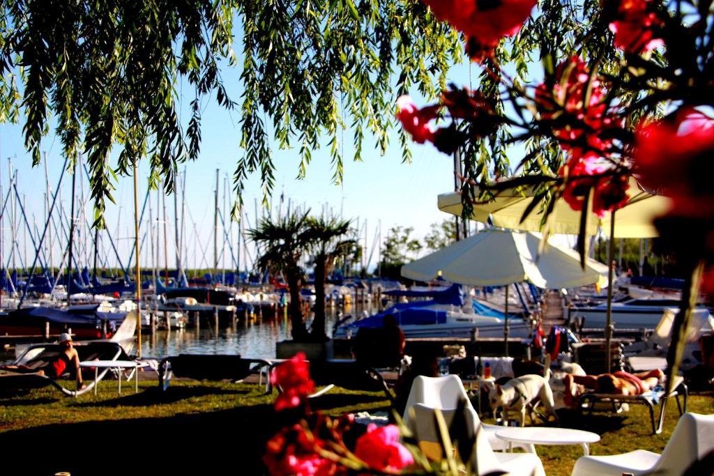 Hoteldorf Seepark Weiden Weiden am See Exterior photo